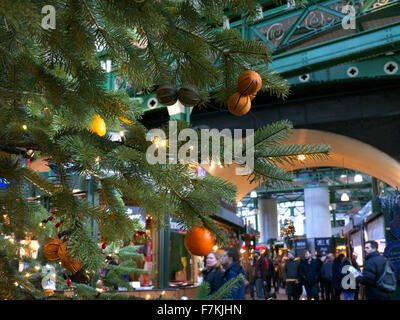 CHRISTMAS TREE Borough Market stalls viewed through Christmas tree and lights Southwark London Stock Photo