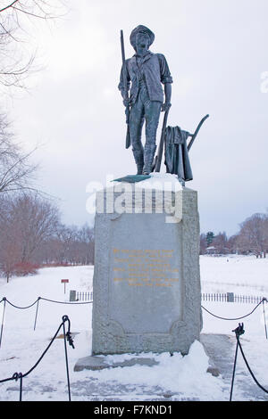 Minuteman statue at Old North Bridge in snow, Concord, Ma., New England, USA, the historical site of the Battle of Concord, the first day of battle in the American Revolutionary War Stock Photo