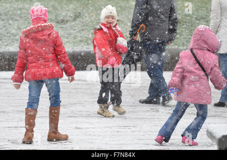 Kiev, Ukraine. 29th Nov, 2015. Children enjoying the snowfall in Kiev. Snow and rain is expected for the following week in Ukraine based on the weather forecast. © Nazar Furyk/Pacific Press/Alamy Live News Stock Photo