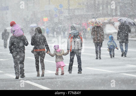 Kiev, Ukraine. 29th Nov, 2015. People walking in a snowfall in Kiev. Snow and rain is expected for the following week in Ukraine based on the weather forecast. © Nazar Furyk/Pacific Press/Alamy Live News Stock Photo