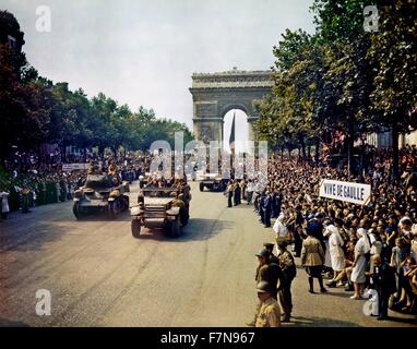 American 2nd Armored Division troops and vehicles parading through the Arc de Triomphe in Paris to celebrate the Liberation of France 1944 Stock Photo