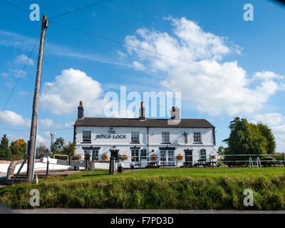 The King's Lock pub on the Trent and Mersey canal at Middlewich ...