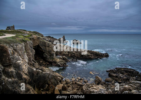 Sea cliffs along the Côte Sauvage, Quiberon, Morbihan, Brittany, France Stock Photo