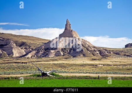Chimney Rock is a prominent geological rock formation in Morrill County in western Nebraska. Rising nearly 300 feet (91 m) above Stock Photo