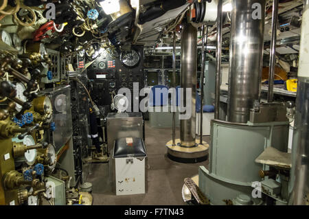 Inside The Royal Australian Navy Submarine HMAS Ovens, On Display In ...