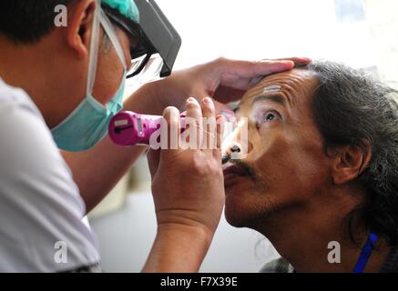 Jakarta, Indonesia. 3rd Dec, 2015. A doctor checks a patient during a free cataract surgery at a hospital in Jakarta, Indonesia, Dec. 3, 2015. Free cataract surgeries were carried out by the Jakarta regional police for residents who can not afford the expense. © Zulkarnain/Xinhua/Alamy Live News Stock Photo