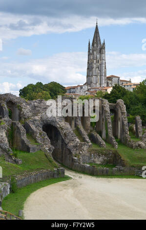 Les Arenes Roman amphitheatre and Cathedrale de St Pierre, Saintes, Poitou-Charentes, France Stock Photo