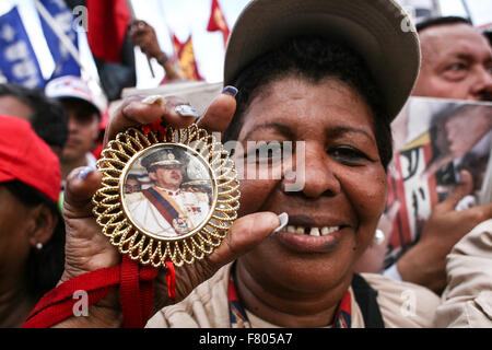 Caracas, Venezuela. 3rd Dec, 2015. A woman holds an image of the late Venezuelan President Hugo Chavez during a closing campaign act of the Great Patriotic Pole (GPP) headed by Venezuelan President Nicolas Maduro, in Caracas, Venezuela, on Dec. 3, 2015. Venezuelan will hold parliamentary elections on Dec. 6. © Boris Vergara/Xinhua/Alamy Live News Stock Photo