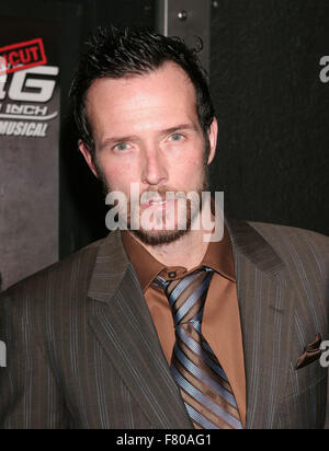 File. 3rd Dec, 2015. SCOTT WEILAND, best known as the lead singer for Stone Temple Pilots and Velvet Revolver has 'passed away in his sleep while on a tour stop in Bloomington, Minnesota.' The singer turned 48 on Oct. 27. Weiland long suffered from substance abuse issues. Pictured: Apr 03, 2006; Los Angeles, CA, USA; Musician SCOTT WEILAND at the 'Hedwig and The Angry Inch' Special VIP Viewing Starring Donovan Leitch and Bijou Phillips, presented by Smashbox Cosmetics and The Roxy Theatre, held at the Roxy Theatre, Hollywood © Paul Fenton/KPA/ZUMAPRESS. Credit:  ZUMA Press, Inc./Alamy Live New Stock Photo