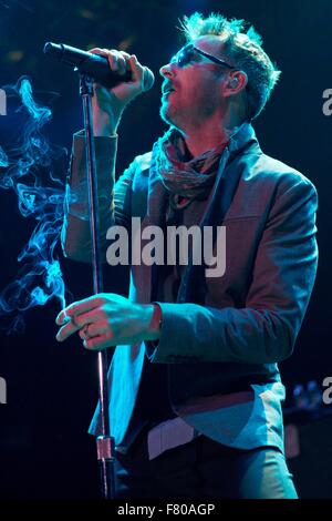 File. 3rd Dec, 2015. SCOTT WEILAND, best known as the lead singer for Stone Temple Pilots and Velvet Revolver has 'passed away in his sleep while on a tour stop in Bloomington, Minnesota.' The singer turned 48 on Oct. 27. Weiland long suffered from substance abuse issues. Pictured: SCOTT WEILAND smokes on stage with The Wildabouts at House of Blues during solo 'Purple to the Core' tour. © Daniel DeSlover/ZUMAPRESS. Credit:  ZUMA Press, Inc./Alamy Live News Stock Photo