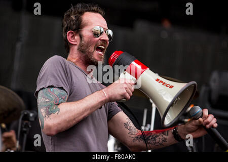 File. 3rd Dec, 2015. SCOTT WEILAND, best known as the lead singer for Stone Temple Pilots and Velvet Revolver has 'passed away in his sleep while on a tour stop in Bloomington, Minnesota.' The singer turned 48 on Oct. 27. Weiland long suffered from substance abuse issues. Pictured: May 16, 2015 - Columbus, Ohio, U. Credit:  ZUMA Press, Inc./Alamy Live News Stock Photo