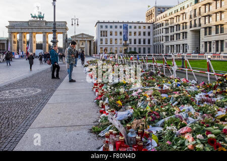 Pariser Platz, Berlin, Germany, 3rd December, 2015. A Christmas tree on Pariser Platz and horses wearing reindeer antlers declare that the festive season has arrived but the display of flowers and candles in front of the French Embassy provides a grim reminder of the recent tragic events in Paris. Credit:  Eden Breitz/Alamy Live News Stock Photo