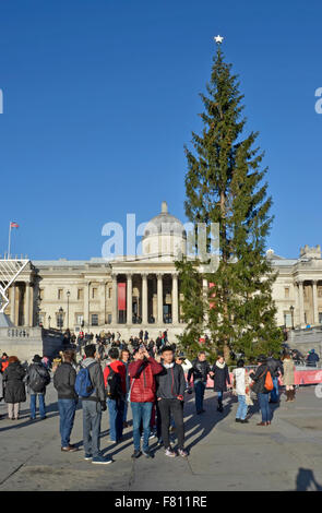 London, UK. 4th December, 2015. Clear blue skies over the Christmas tree in Trafalger Square Credit:  PjrNews/Alamy Live News Stock Photo