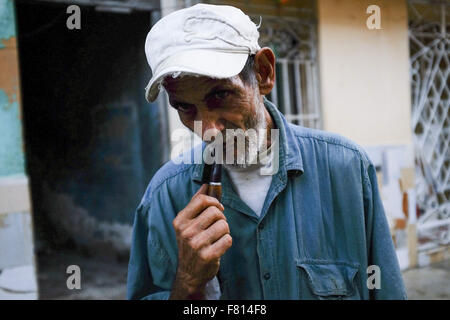 Havana, Cuba. 28th Oct, 2015. An older man smokes a pipe in Havana Cuba, Oct 28 2015. Cuban authorities are negotiating with the US on normalization talks to open Cuba to the United States. Photo Andre Forget © Andre Forget/ZUMA Wire/17�Թ����� Live News Stock Photo