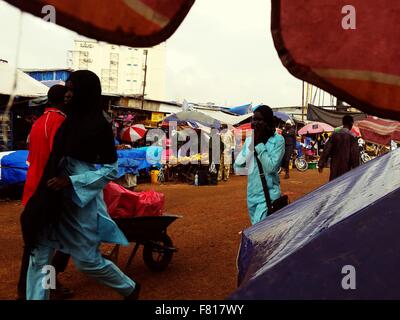 Warrup, South Sudan. 21st Sep, 2015. South Sudanese are seen at a market in Juba, the capital of South Sudan Sept 21, 2015. Photos Andre Forget © Andre Forget/ZUMA Wire/Alamy Live News Stock Photo