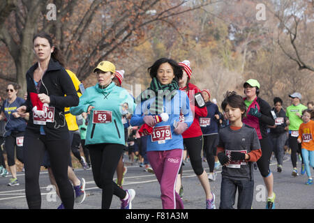 People running in the annual 'Turkey Trot' five mile run on Thanksgiving Day in Prospect Park, Brooklyn, New York Stock Photo
