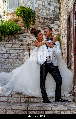turkish wedding a just married couple pose for photographs in marmaris f81ajb