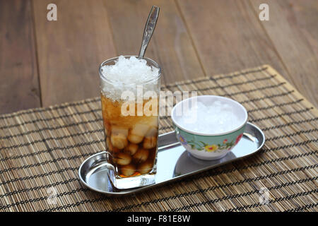 che is a vietnamese sweet dessert soup, usually served in a glass over ice and eaten with a spoon.
