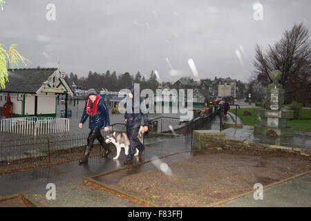 Cumbria 5th December 2015 UK Weather The Met Office issues its highest red warning for north-west England, urging against all non-essential travel.Lake Windermer &at Bowness on Windermere Buisenesss prepair for flooding Credit:  Gordon Shoosmith/Alamy Live News Stock Photo