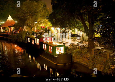 Canal boat converted to a tea room moored alongside 'The Lock Inn' Cafe on the Kennet and Avon Canal in Bradford on Avon Stock Photo