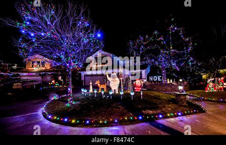 Valencia, California, USA. 04th Dec, 2015. Homes display Christmas lights and decorations in the suburbs of Los Angeles. Credit:  Brian Cahn/ZUMA Wire/Alamy Live News Stock Photo