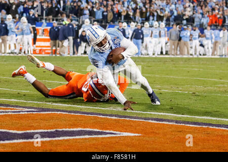 Charlotte, NC, USA. 6th Dec, 2015. quarterback Marquise Williams (12) of the North Carolina Tar Heels dives in for the touchdown during the ACC Championship between the North Carolina Tar Heels and the Clemson Tigers at Bank of America Stadium in Charlotte, NC. Scott Kinser/CSM/Alamy Live News Stock Photo