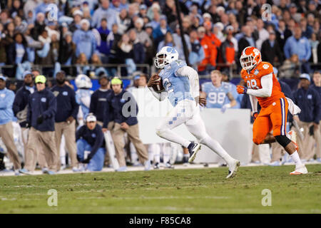 Charlotte, NC, USA. 6th Dec, 2015. quarterback Marquise Williams (12) of the North Carolina Tar Heels breaks away to get the first down during the ACC Championship between the North Carolina Tar Heels and the Clemson Tigers at Bank of America Stadium in Charlotte, NC. Scott Kinser/CSM/Alamy Live News Stock Photo