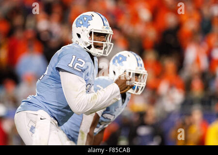 Charlotte, NC, USA. 5th Dec, 2015. quarterback Marquise Williams (12) of the North Carolina Tar Heels checks the defense ACC Championship between the North Carolina Tar Heels and the Clemson Tigers at Bank of America Stadium in Charlotte, NC. Scott Kinser/CSM/Alamy Live News Stock Photo