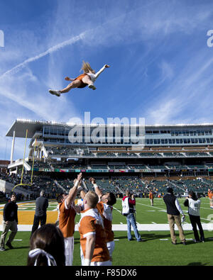 Waco, Texas, US. 5th Dec, 2015. The University of Texas Cheerleaders Pregame performance. © Hoss Mcbain/ZUMA Wire/Alamy Live News Stock Photo