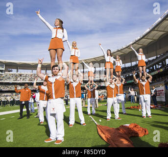 Waco, Texas, US. 5th Dec, 2015. The University of Texas Cheerleaders Pregame Cheer © Hoss Mcbain/ZUMA Wire/Alamy Live News Stock Photo