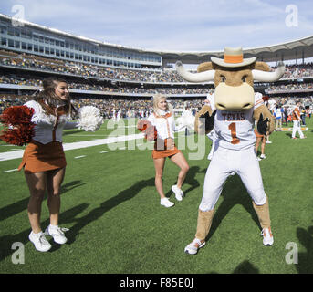 Waco, Texas, US. 5th Dec, 2015. The University of Texas mascot Hook'em on hand to get the team spirit up. © Hoss Mcbain/ZUMA Wire/Alamy Live News Stock Photo