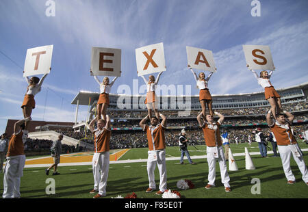 Waco, Texas, US. 5th Dec, 2015. The University of Texas Cheerleaders Pregame Cheer © Hoss Mcbain/ZUMA Wire/Alamy Live News Stock Photo