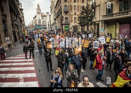 Barcelona, Catalonia, Spain. 6th Dec, 2015. Demonstrators hold placards as they march for the indissoluble unity of the Spanish nation and against a hypothetical independence of Catalonia on the Spanish constitution day. Credit:  Matthias Oesterle/ZUMA Wire/Alamy Live News Stock Photo