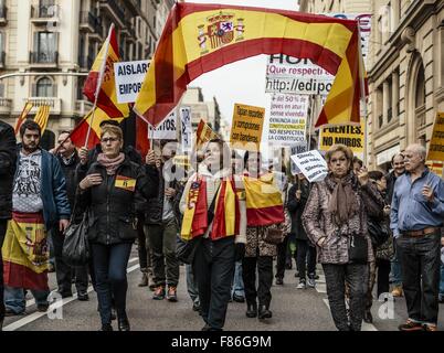 Barcelona, Catalonia, Spain. 6th Dec, 2015. Demonstrators wave Spanish flags as they march for the indissoluble unity of the Spanish nation and against a hypothetical independence of Catalonia on the Spanish constitution day. Credit:  Matthias Oesterle/ZUMA Wire/Alamy Live News Stock Photo