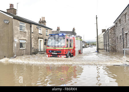 Kendal, UK. 06th Dec, 2015. A fire engine drives through flood water in Kendal after Storm Desmond wreaked havoc in the county of Cumbria. Storm Desmond caused  severe flooding in Kendal and across Cumbria. Credit:  Michael Scott/Alamy Live News Stock Photo