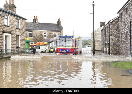 Kendal, UK. 06th Dec, 2015. A fire engine drives through flood water in Kendal after Storm Desmond wreaked havoc in the county of Cumbria. Storm Desmond caused  severe flooding in Kendal and across Cumbria. Credit:  Michael Scott/Alamy Live News Stock Photo