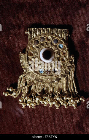 Jewelry from the gold of Nimrud - a collection of more than 1,000 ...