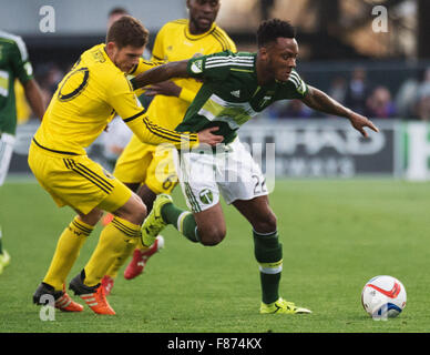 Columbus, Ohio, USA. 6th December, 2015. Portland Timbers defender/midfielder Rodney Wallace (22) and Columbus Crew SC midfielder Wil Trapp (20) fight for the ball in the first half at the MLS Cup in Columbus, Ohio. Brent Clark/Alamy Live News Stock Photo