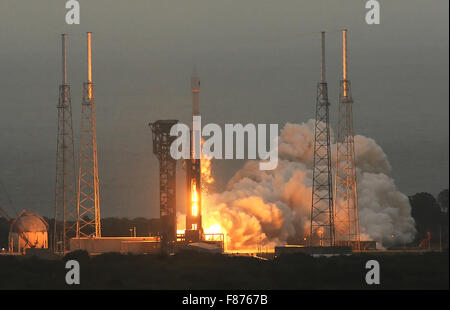 Cape Canaveral, Florida, USA. 6th December, 2015. On the fourth attempt, the Orbital ATK Cygnus spacecraft successfully launches atop a United Launch Alliance Atlas V rocket at Cape Canaveral Air Force Station in Florida on December 6, 2015. Pursuant to a contract with NASA, the spacecraft will deliver 3,513 kilograms of cargo to resupply the International Space Station. Credit:  Paul Hennessy/Alamy Live News