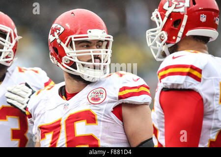 Kansas City, Missouri, USA. 10th August, 2019. Kansas City Chiefs offensive  guard Laurent Duvernay-Tardif (76) and Kansas City Chiefs center Austin  Reiter (62) double team Cincinnati Bengals defensive tackle Andrew Billings  (99)