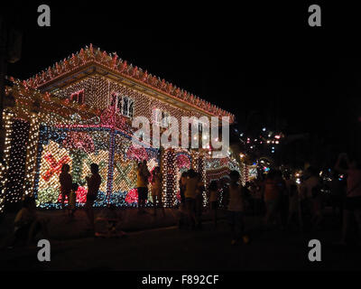 Manila, Philippines. 7th December, 2015. Filipinos view the home of businessman Domingo Dalisay along Policarpio Street in Mandaluyong City, eastern Manila, Philippines. The street has become a tourist attraction in Metro Manila as Filipino neighbours decorate their homes with Christmas lights and decorations. Credit:  PACIFIC PRESS/Alamy Live News Stock Photo