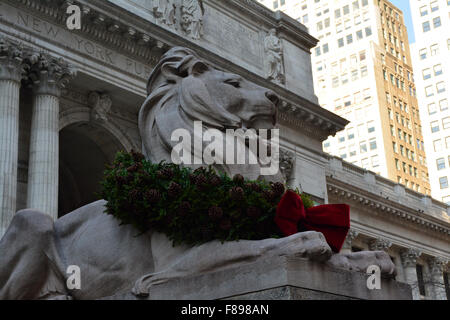 Holiday wreath on the lion statue in front of the New York Public Library. Stock Photo