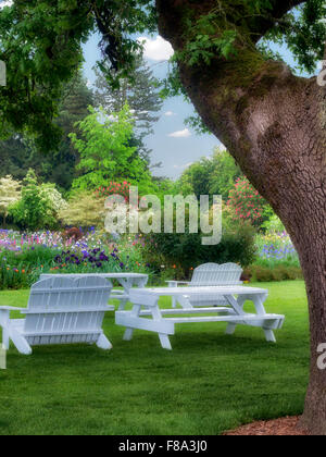 Picnic area with tables and chairs and large oak tree. Schrieners Iris Gardens. Oregon Stock Photo