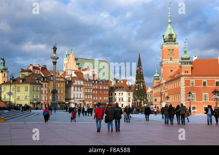 Castle Square in winter in Warsaw's Old Town, Zygmunt's column on the left and Royal Castle on the right, Poland Stock Photo