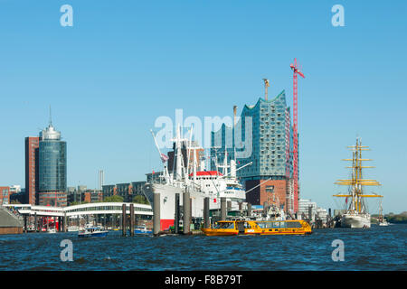 Deutschland, Hamburg, Hafencity, Stückgutschiff Cap San Diego, ein Museumsschiff an der Überseebrücke im Hamburger Hafen, im Hin Stock Photo