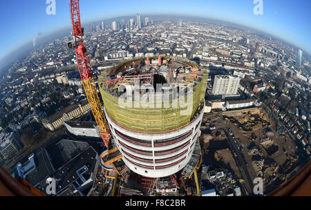 People at work on the top of Henniger Tower in Frankfurt am Main, Germany, 08 December 2015. The Henniger Tower scheduled for completion in late 2016 will be one of the tallest residential buildings in Germany. The approximately 140-metre-tall building will house 210 apartments. Photo: ARNE DEDERT/dpa Stock Photo