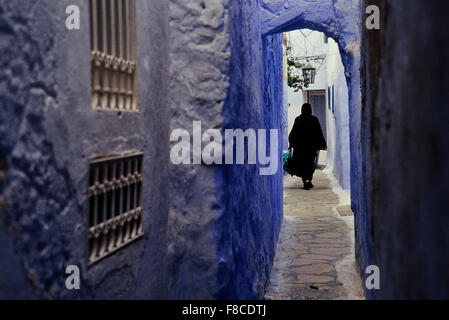 Woman wearing a Sefsari scarf, Medina quarter at Hammamet. Tunisia. North Africa Stock Photo