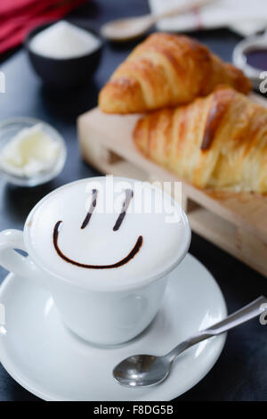 Cappuccino decorato e croissant Stock Photo
