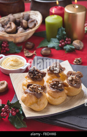 Bigne alla crema di castagne con fichi e noci su sfondo natalizio Stock Photo