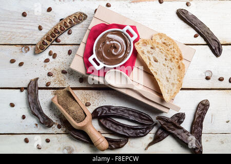 Composizione di crema al cioccolato di carruba Stock Photo